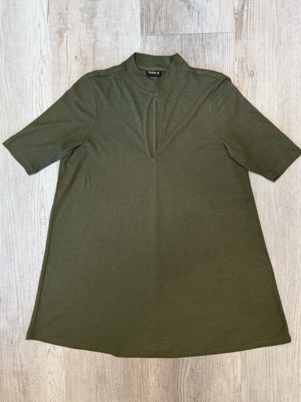 Torrid Olive Ribbed Keyhole Short Sleeve A-Line Tunic Top Woman’s  M Torrid 00